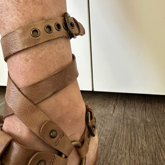 Stuart Weitzman gladiator sandals in tan leather size 7.5. - Picture 5 of 7